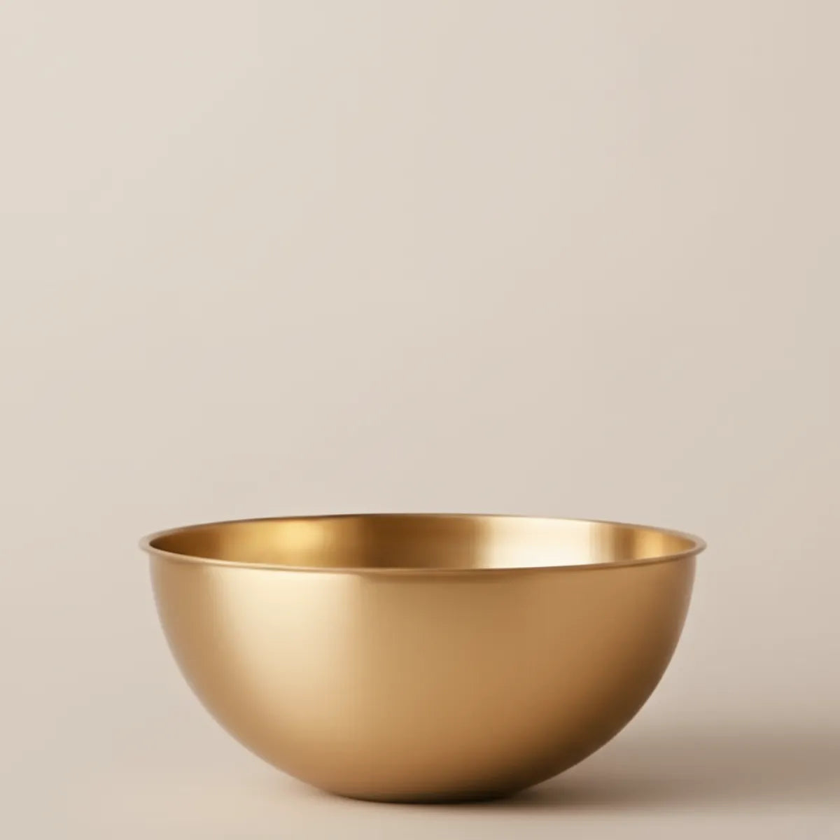 tigela-bowl-em-inox-grande-dourada-modernize-foto-tigela-em-fundo-bege