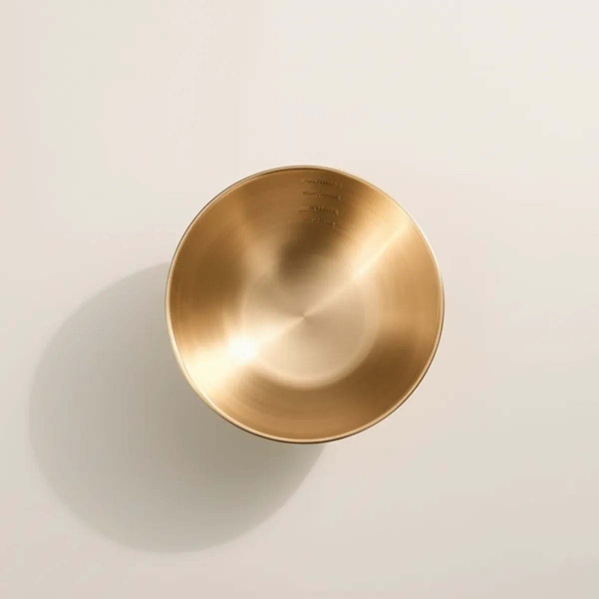 tigela-bowl-em-inox-grande-dourada-modernize-foto-superior-tigela-em-fundo-bege