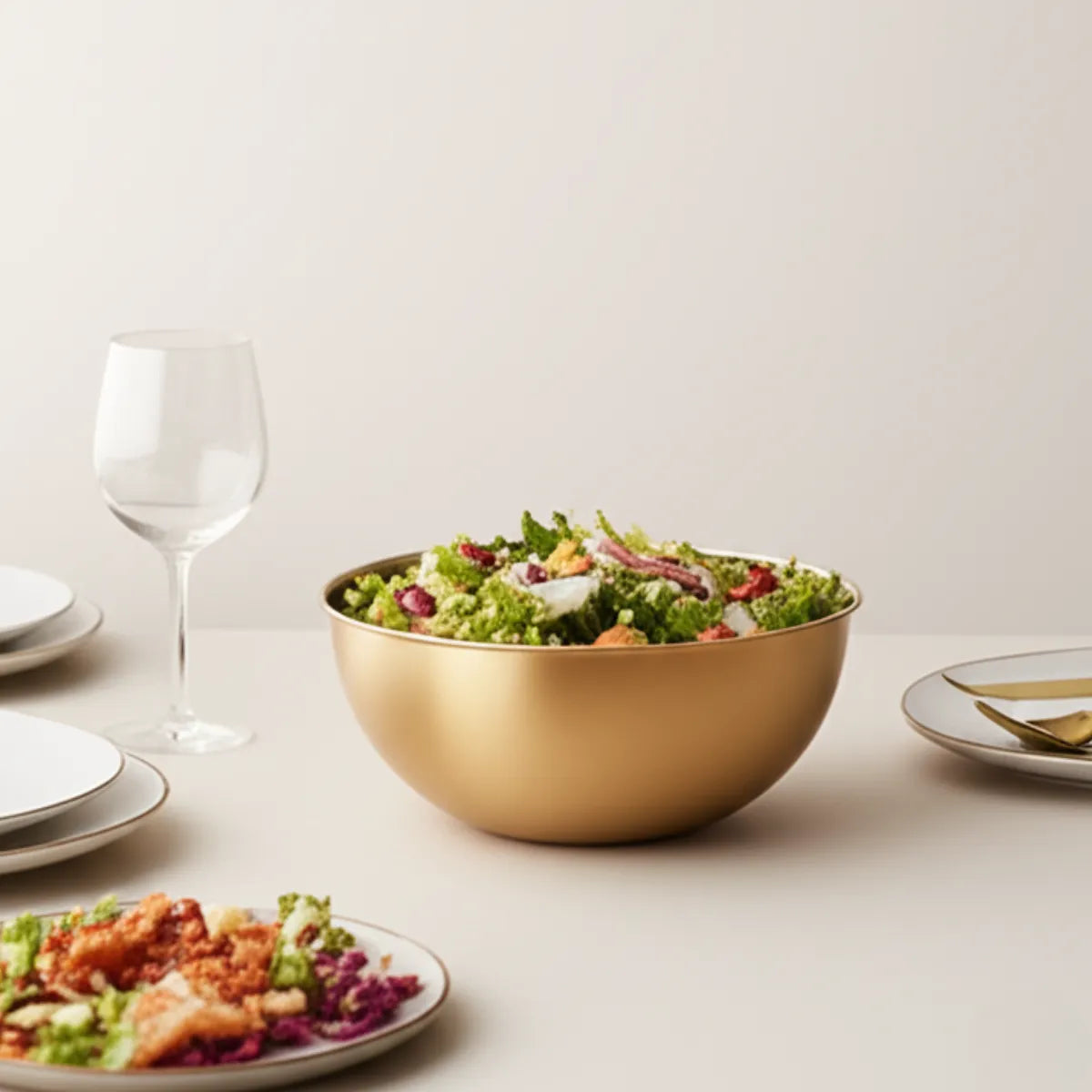 tigela-bowl-em-inox-grande-dourada-modernize-foto-tigela-com-salada-em-mesa-de-jantar