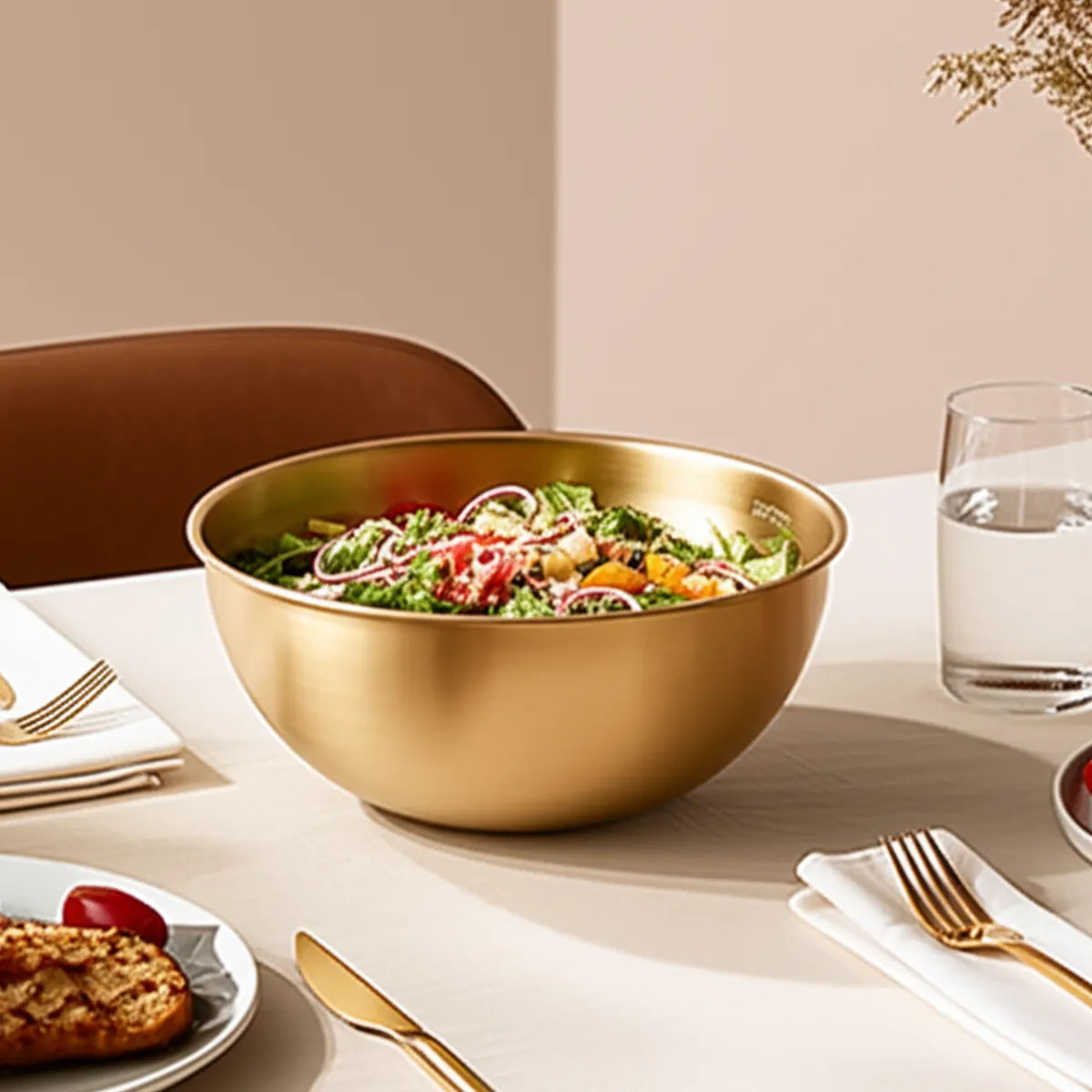 tigela-bowl-em-inox-grande-dourada-modernize-foto-tigela-com-salada-em-mesa-de-jantar-elegante