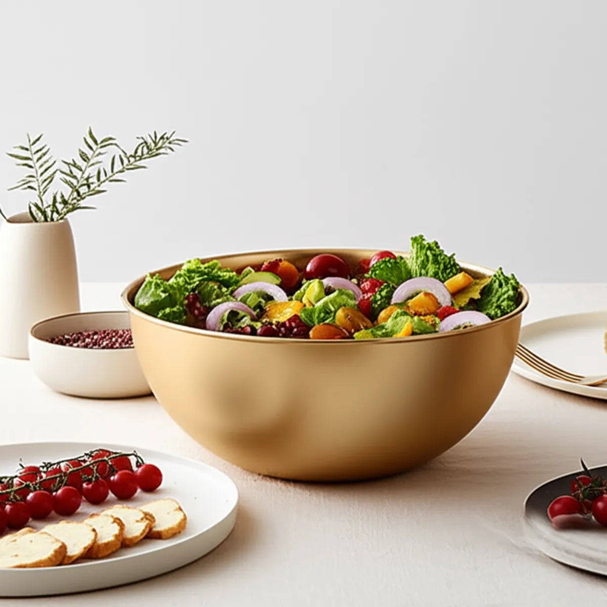 tigela-bowl-em-inox-grande-dourada-modernize-foto-tigela-com-salada-em-mesa-de-jantar-luxuosa-com-delicias