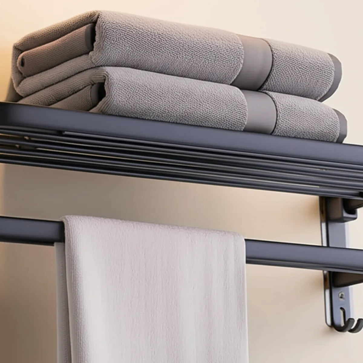 toalheiro-para-banheiro-duplo-retratil-preto-modernize-foto-detalhe-toalheiro-inox-em-parede-bege-ambiente-claro