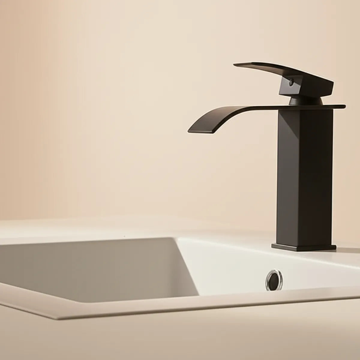 torneira-para-banheiro-gourmet-cascatta-preta-modernize-foto-torneira-preta-cascata-em-pia-branca-e-parede-bege