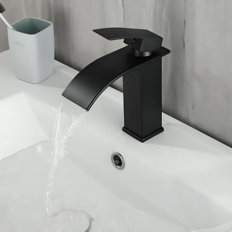 torneira-para-banheiro-gourmet-cascatta-preta-modernize-foto-torneira-preta-cascata-aberta-em-pia-branca-e-parede-cinza
