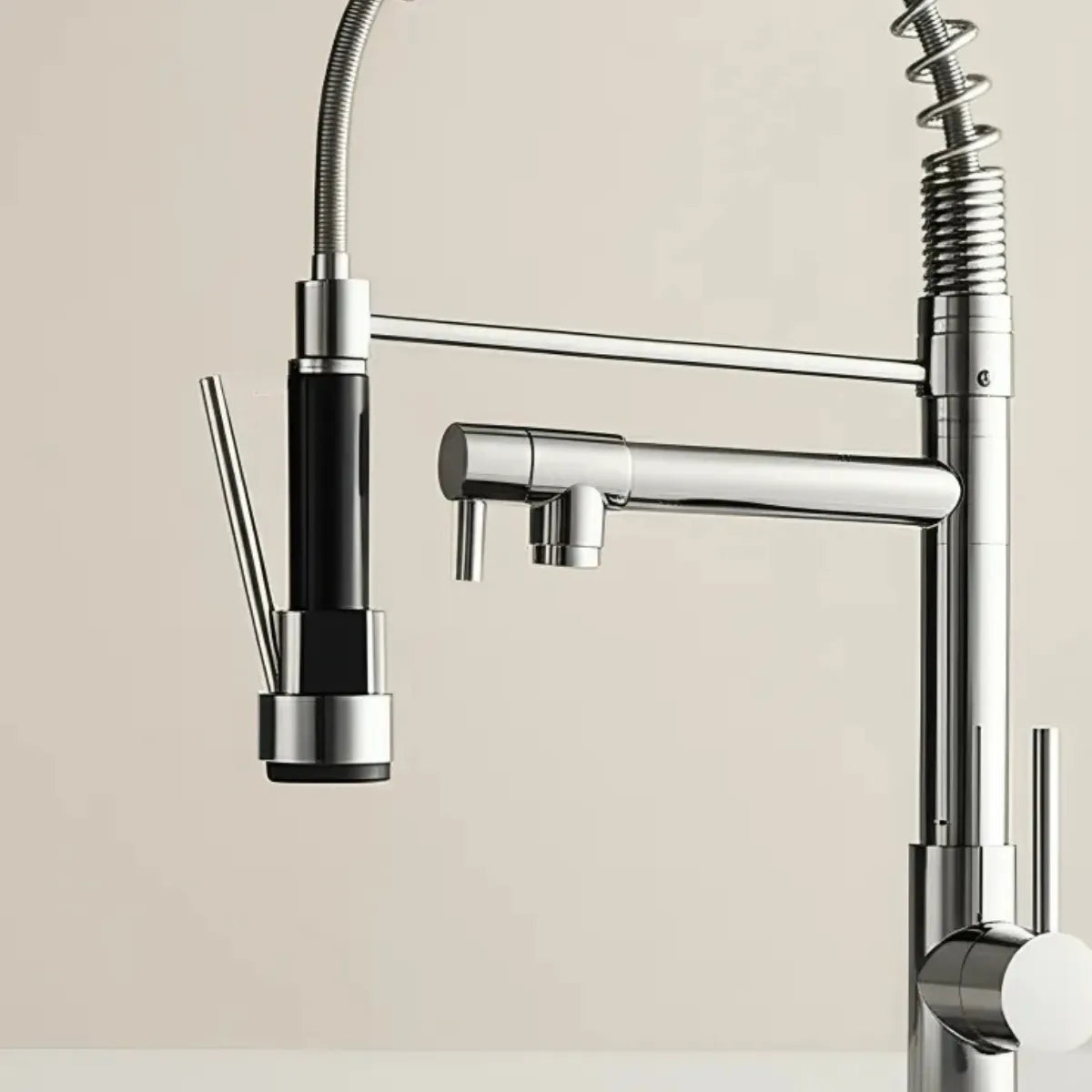 torneira-para-cozinha-gourmet-flexivel-cromada-modernize-foto-detalhe-torneira-em-pia-ambiente-claro-bege