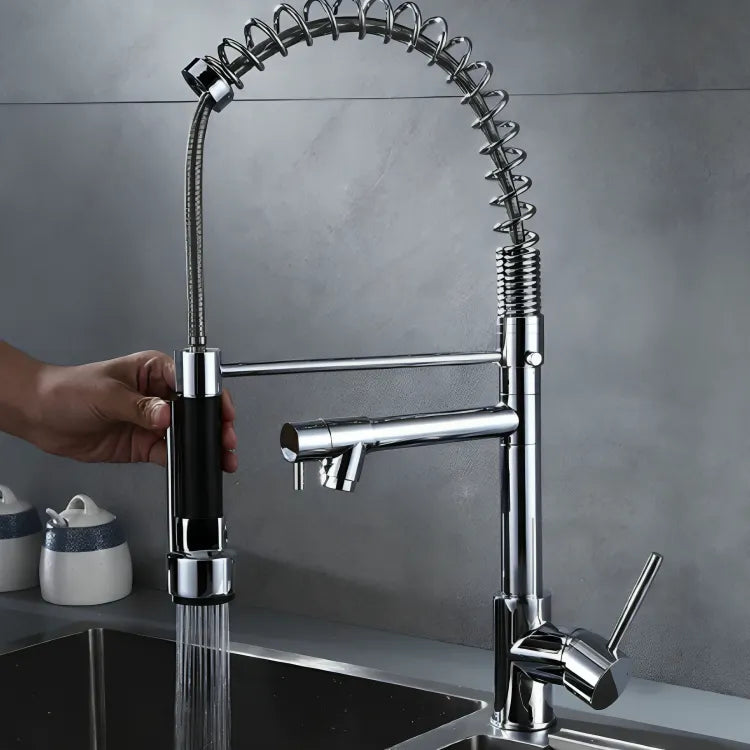 torneira-para-cozinha-gourmet-flexivel-cromada-modernize-foto-pessoa-direcionado-jato-da-torneira-metal