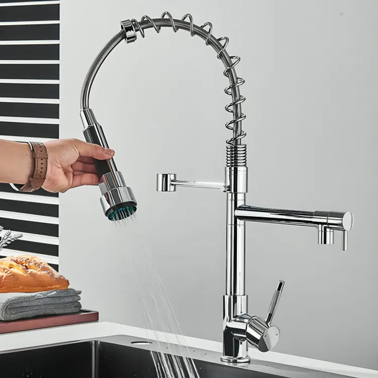 torneira-para-cozinha-gourmet-flexivel-cromada-modernize-foto-pessoa-testando-flexibilidade-da-torneira-e-direcionando-jato-metal