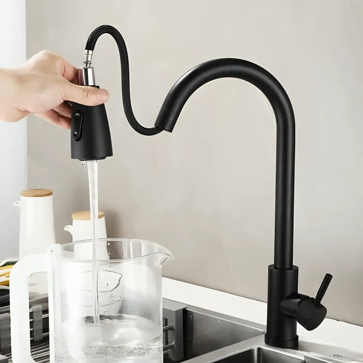 torneira-para-cozinha-gourmet-monocomando-extensivel-preta-modernize-foto-pessoa-utilizando-jato-extensivel-enchendo-jarra