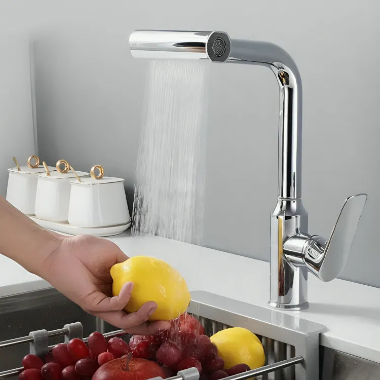 torneira-para-cozinha-gourmet-rotativa-4-em-1-modernize-foto-pessoa-lavando-frutas-pia-torneira-jato-modo-2