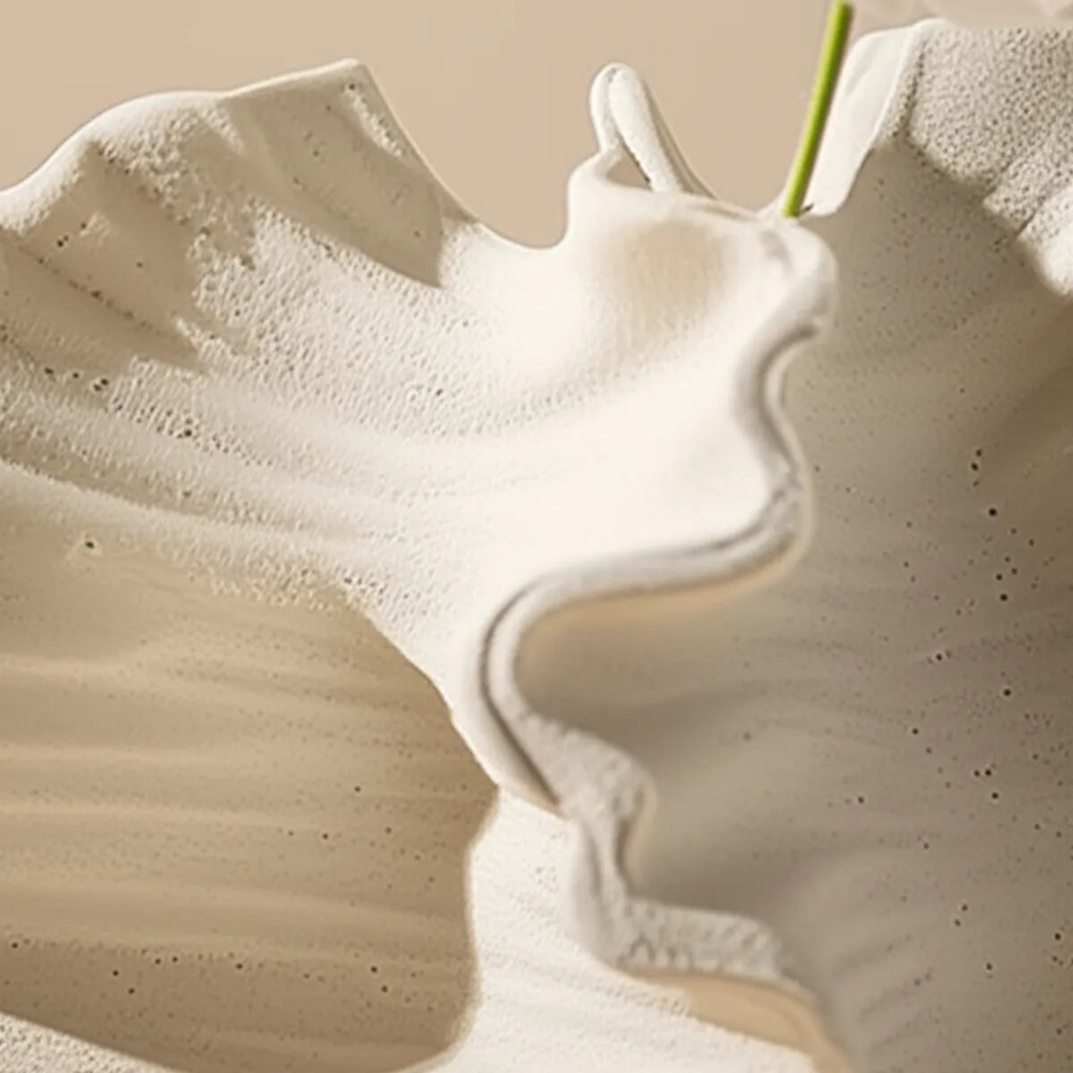 vaso-decorativo-de-ceramica-para-mesa-branco-coral-modernize-foto-vaso-detalhe-textura-com-flor-em-ambiente-claro-fundo-bege