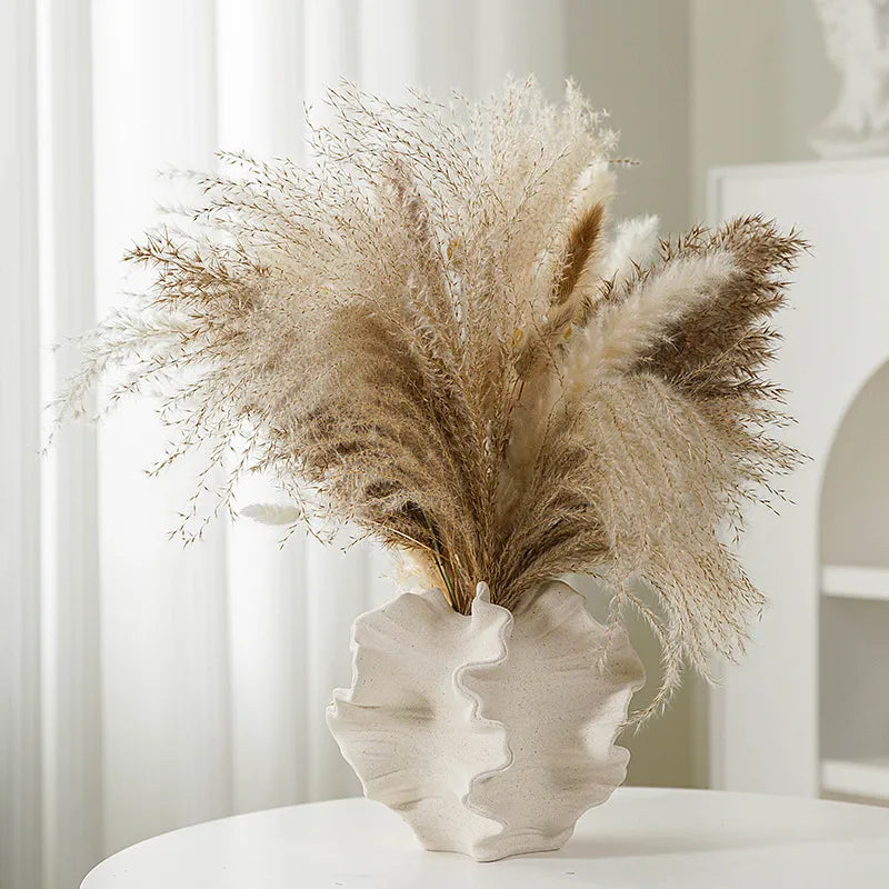 vaso-decorativo-de-ceramica-para-mesa-branco-coral-modernize-foto-frente-vaso-com-flores-secas-sobre-mesa