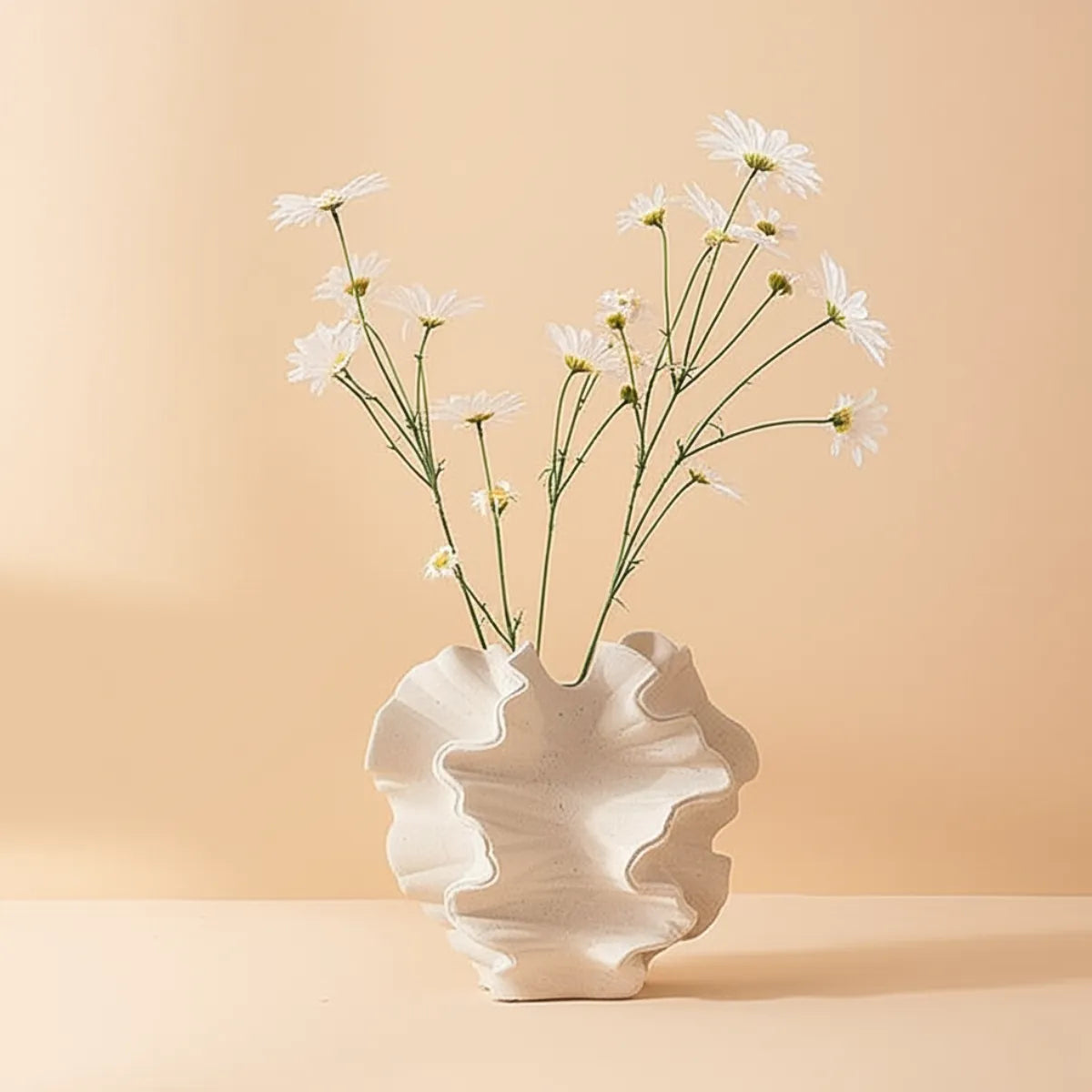 vaso-decorativo-de-ceramica-para-mesa-branco-coral-modernize-foto-vaso-com-flores-em-ambiente-claro-fundo-bege