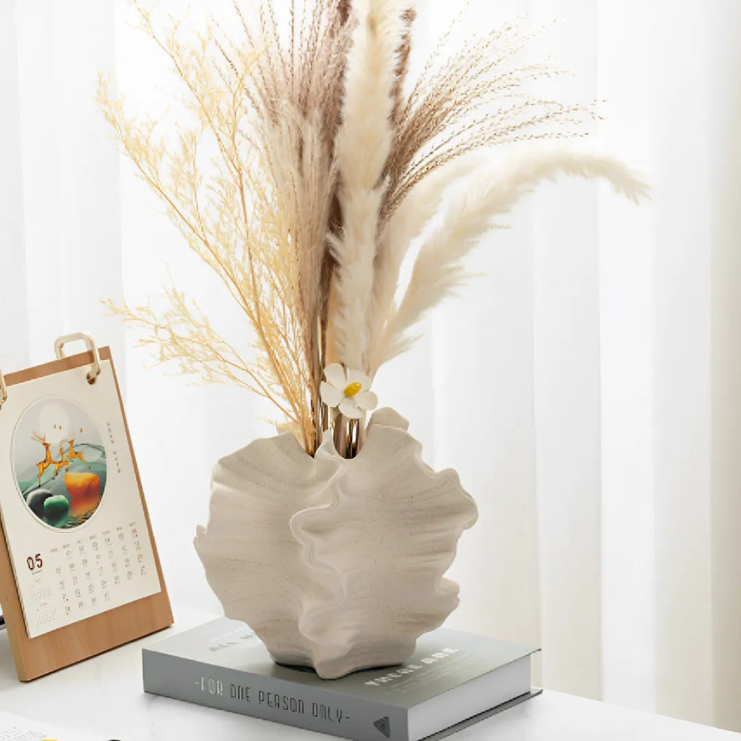 vaso-decorativo-de-ceramica-para-mesa-branco-coral-modernize-foto-frente-vaso-com-flores-secas-sobre-livro