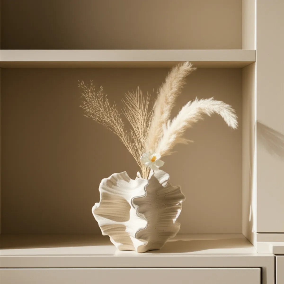 vaso-decorativo-de-ceramica-para-mesa-branco-coral-modernize-foto-vaso-em-estante-de-sala-ambiente-claro-tons-beges