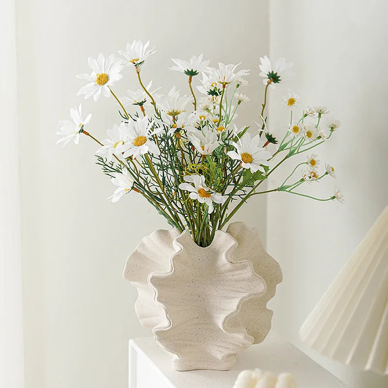 vaso-decorativo-de-ceramica-para-mesa-branco-coral-modernize-foto-frente-vaso-com-flores-sobre-mesa