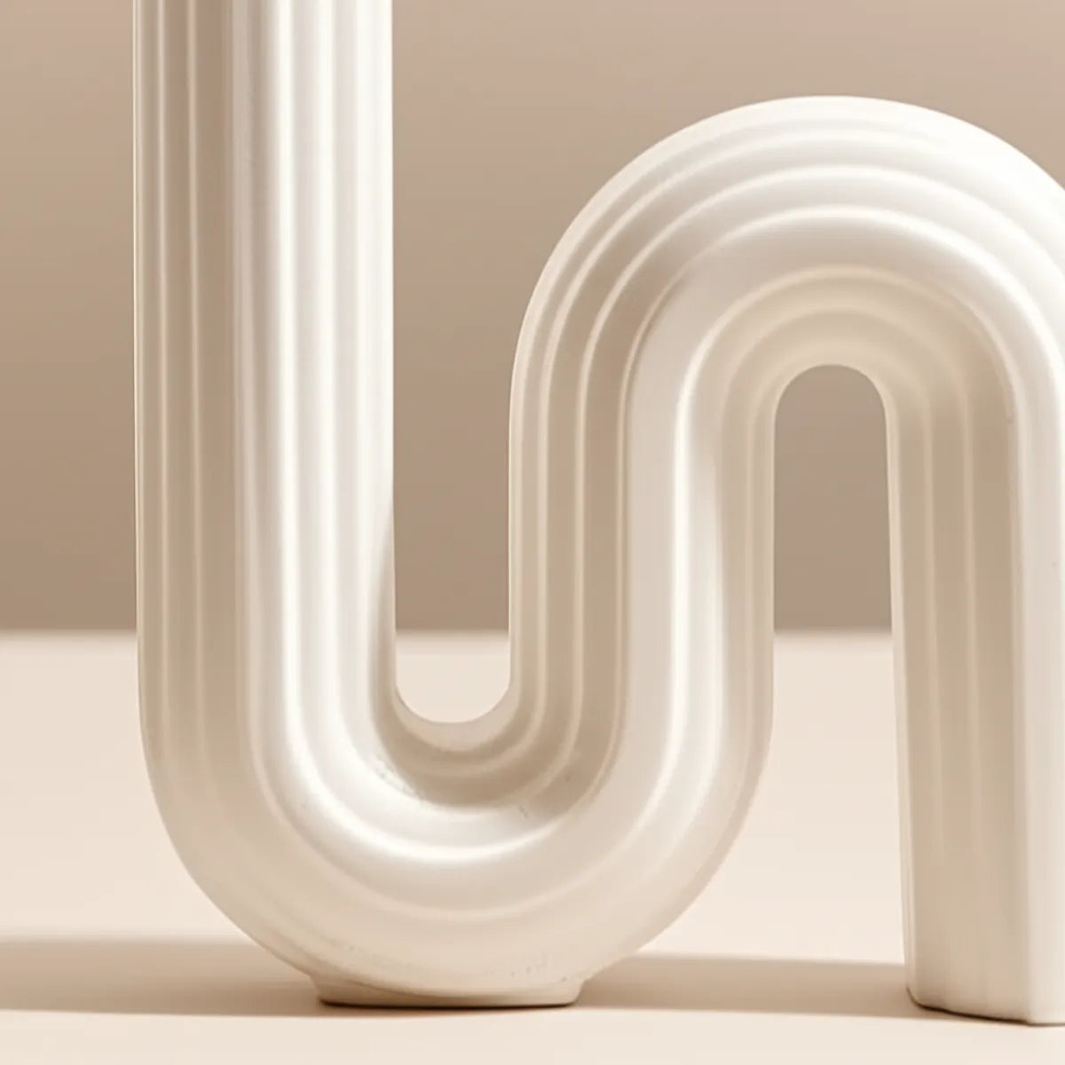 vaso-decorativo-de-ceramica-para-mesa-branco-curve-modernize-foto-detalhe-vaso-em-ambiente-claro-fundo-bege