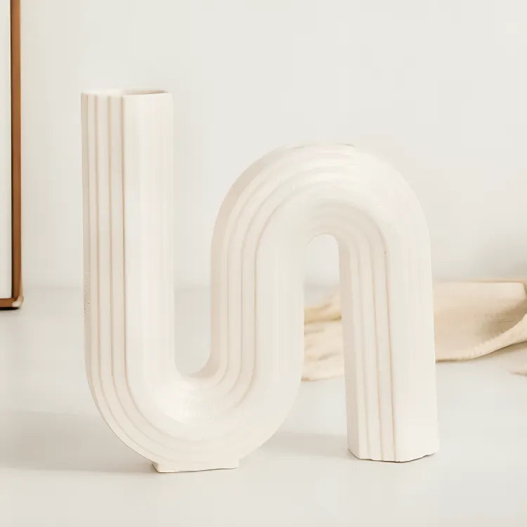 vaso-decorativo-de-ceramica-para-mesa-branco-curve-modernize-foto-frente-fundo-branco-ambiente-claro