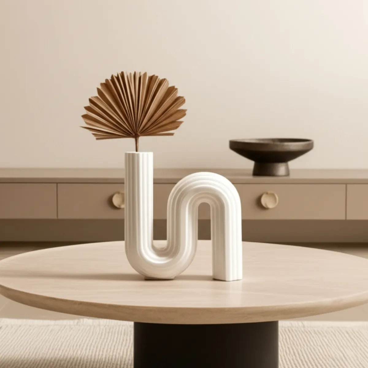 vaso-decorativo-de-ceramica-para-mesa-branco-curve-modernize-foto-vaso-com-folha-seca-em-ambiente-claro-arejado-mesa-de-centro