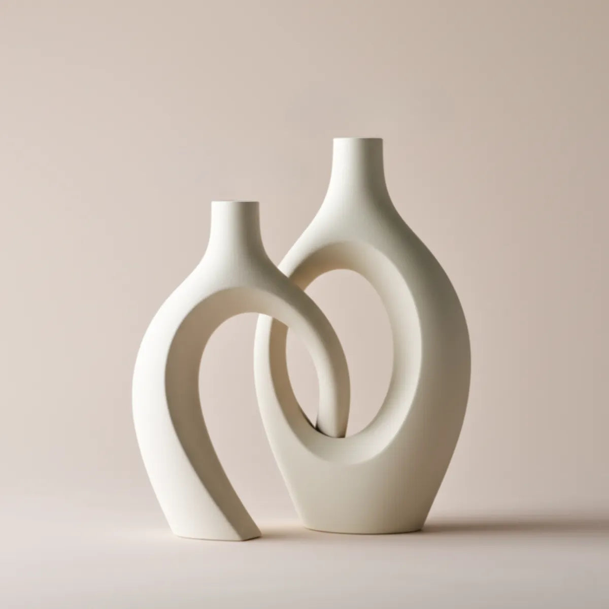 vaso-decorativo-de-ceramica-para-mesa-branco-dupla-abstrato-modernize-foto-vaso-abstrato-branco-em-fundo-neutro