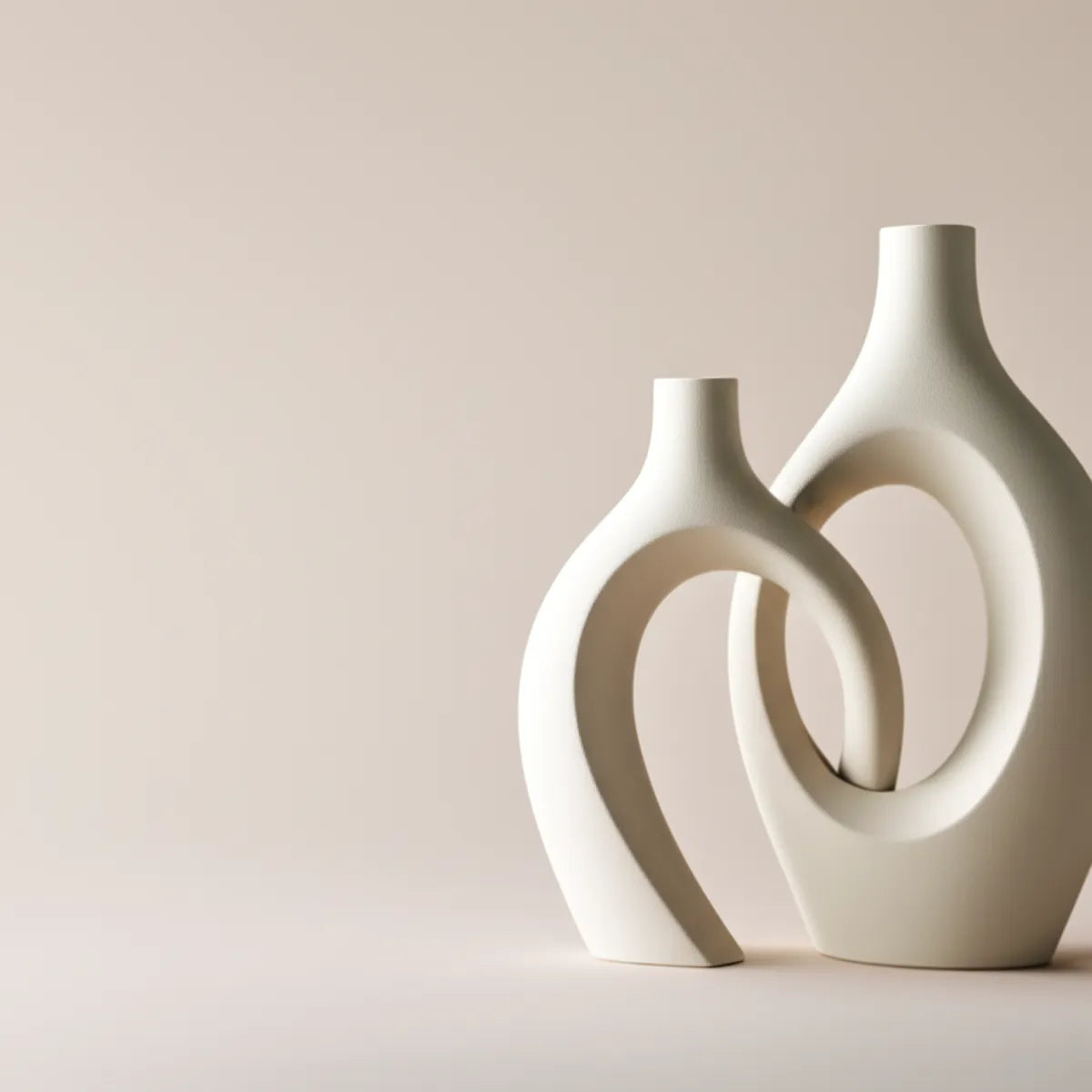 vaso-decorativo-de-ceramica-para-mesa-branco-dupla-abstrato-modernize-foto-vaso-abstrato-branco-em-fundo-neutro-lado-direito
