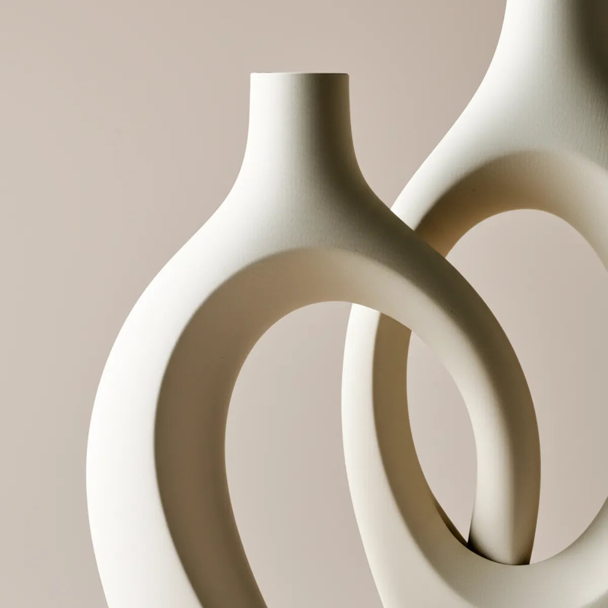 vaso-decorativo-de-ceramica-para-mesa-branco-dupla-abstrato-modernize-foto-zoom-vaso-abstrato-branco-em-fundo-neutro