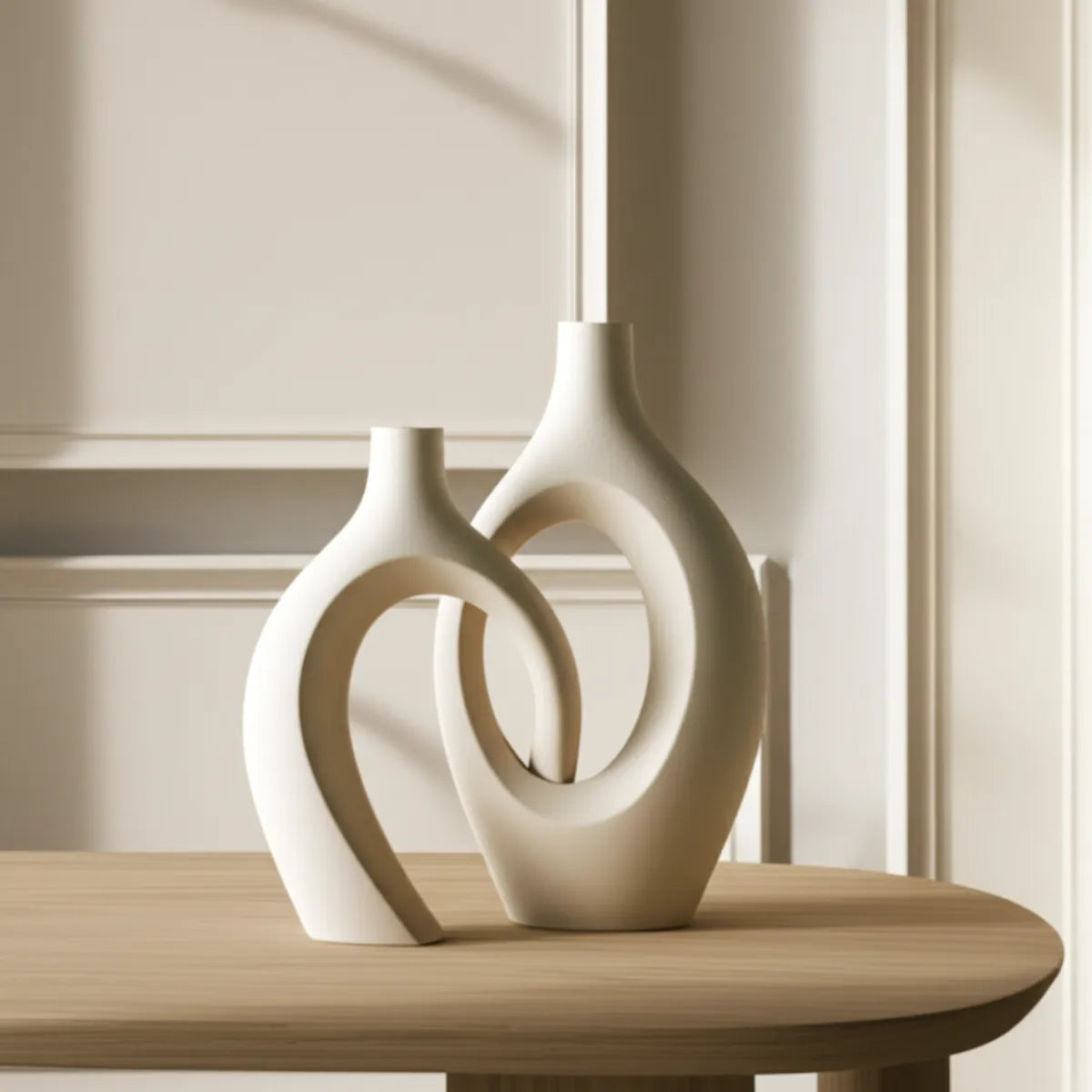 vaso-decorativo-de-ceramica-para-mesa-branco-dupla-abstrato-modernize-foto-vaso-abstrato-branco-em-mesa-de-madeira-local-arejado