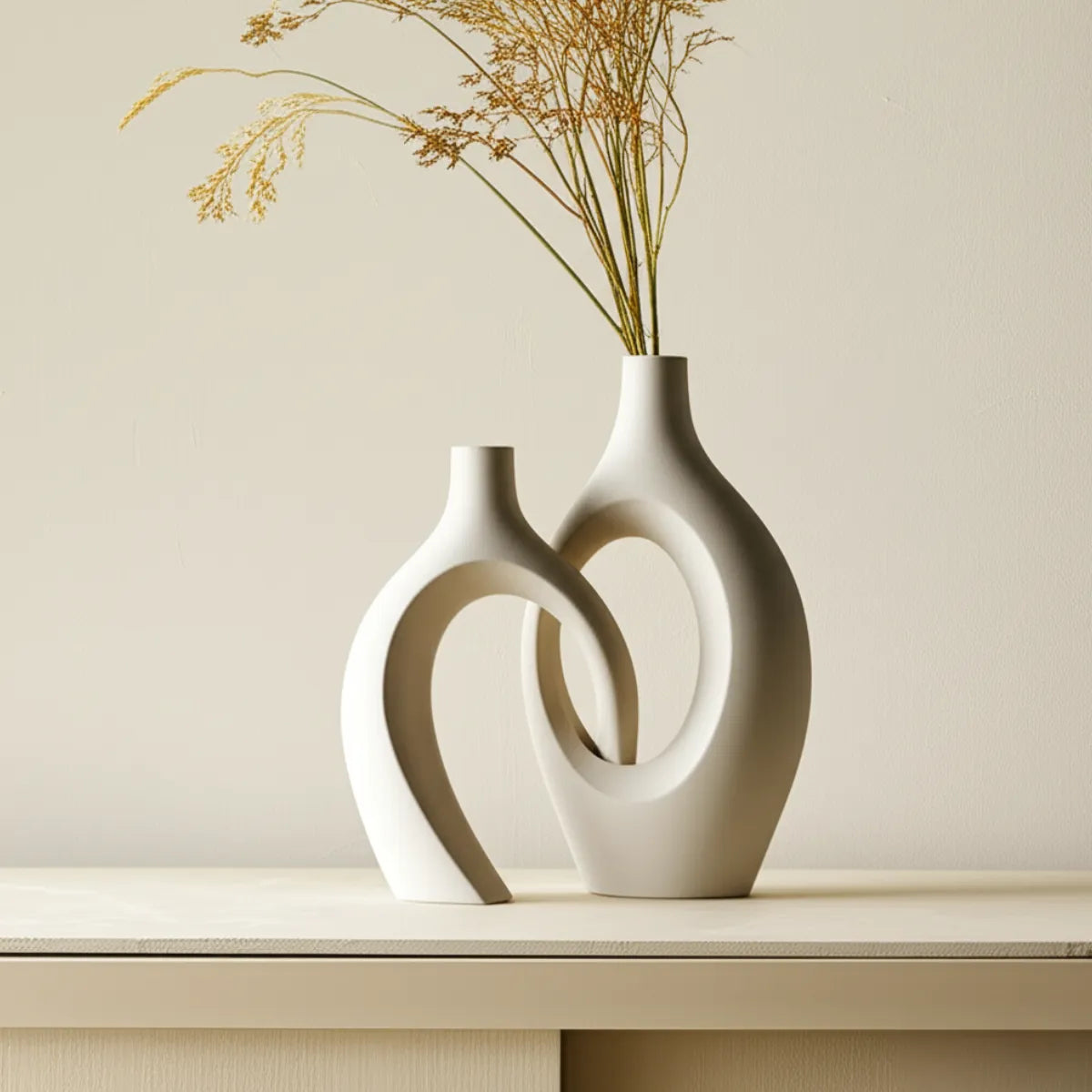 vaso-decorativo-de-ceramica-para-mesa-branco-dupla-abstrato-modernize-foto-vaso-abstrato-branco-em-mesa-moderna
