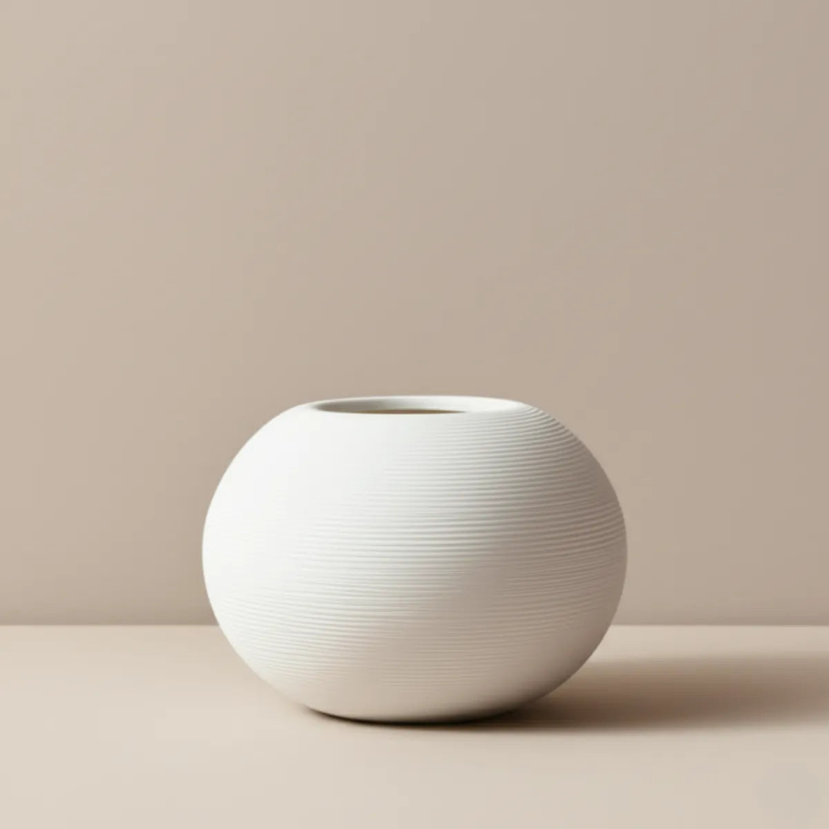 vaso-decorativo-de-ceramica-para-mesa-branco-esferico-modernize-foto-vaso-de-ceramica-em-fundo-bege