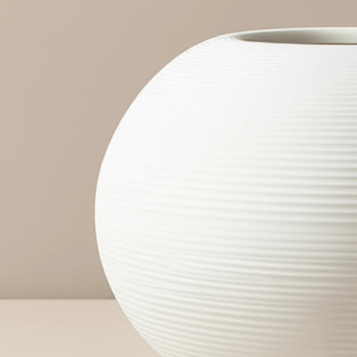 vaso-decorativo-de-ceramica-para-mesa-branco-esferico-modernize-foto-detalhe-vaso-de-ceramica-em-fundo-bege