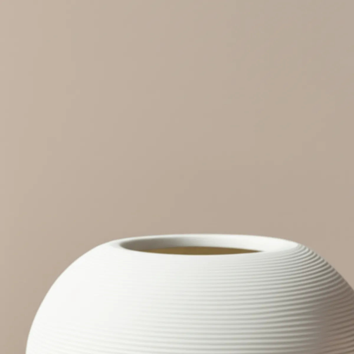 vaso-decorativo-de-ceramica-para-mesa-branco-esferico-modernize-foto-zoom-vaso-de-ceramica-em-fundo-bege