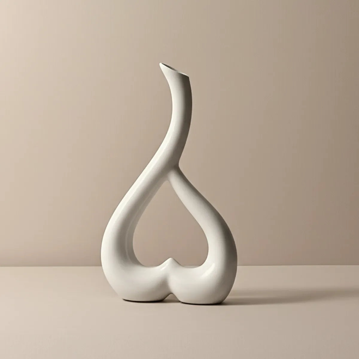 vaso-decorativo-de-ceramica-para-mesa-branco-heart-modernize-foto-vaso-em-ambiente-claro-fundo-bege