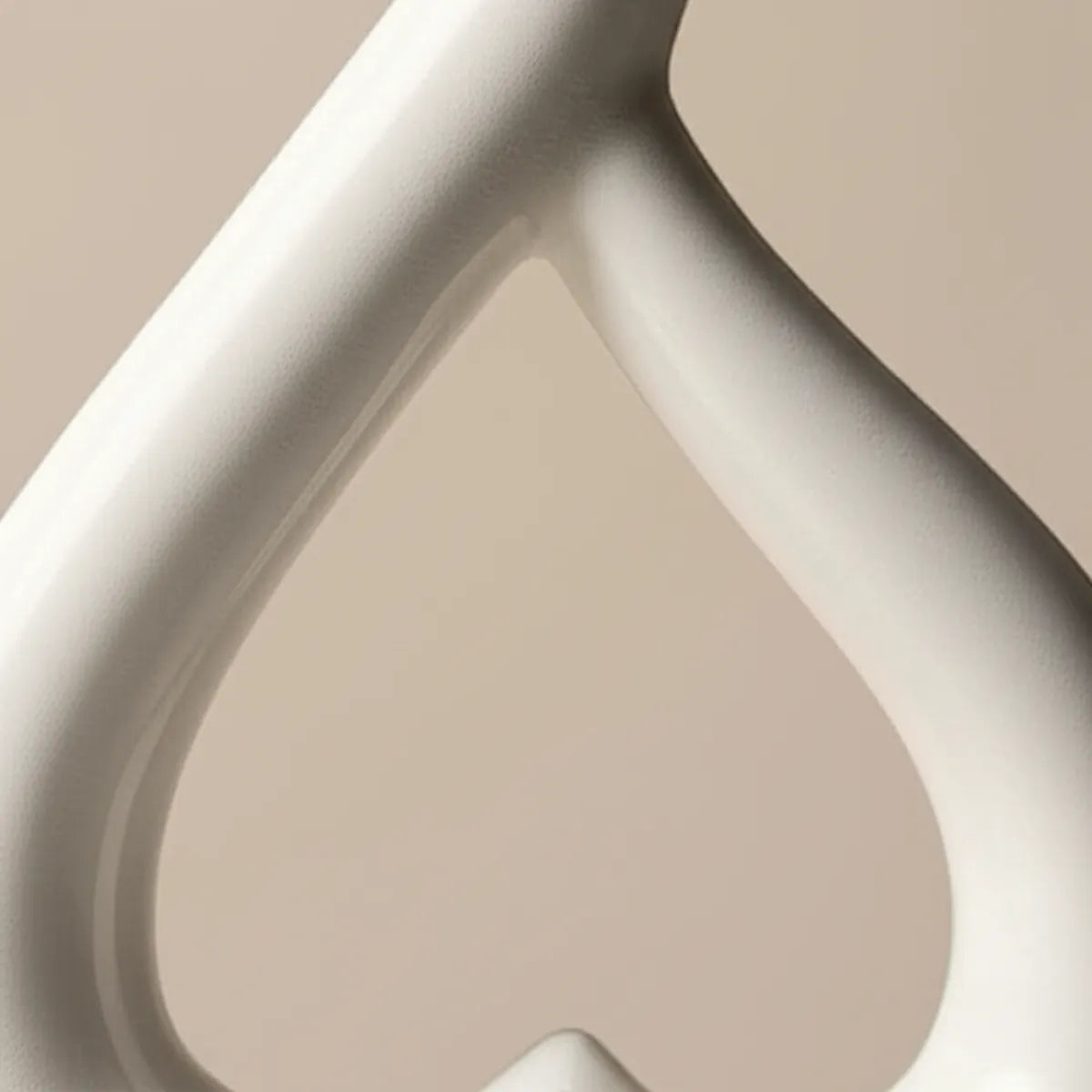 vaso-decorativo-de-ceramica-para-mesa-branco-heart-modernize-foto-detalhe-vaso-em-ambiente-claro-fundo-bege
