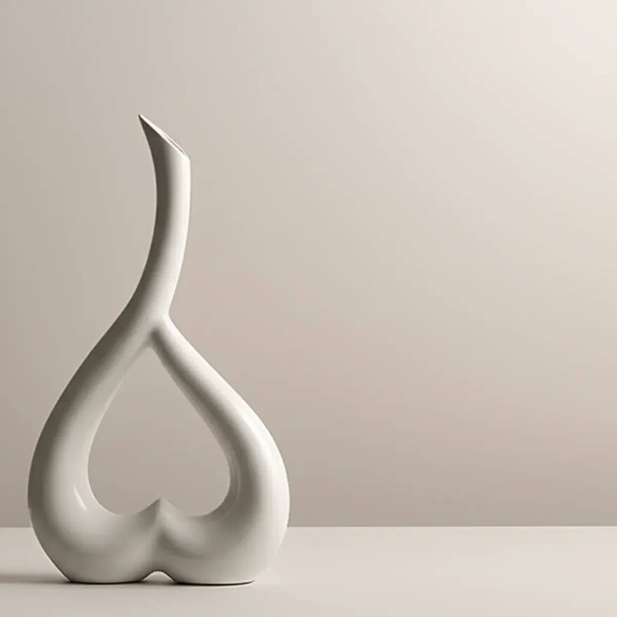 vaso-decorativo-de-ceramica-para-mesa-branco-heart-modernize-foto-vaso-na-lateral-em-ambiente-claro-fundo-bege