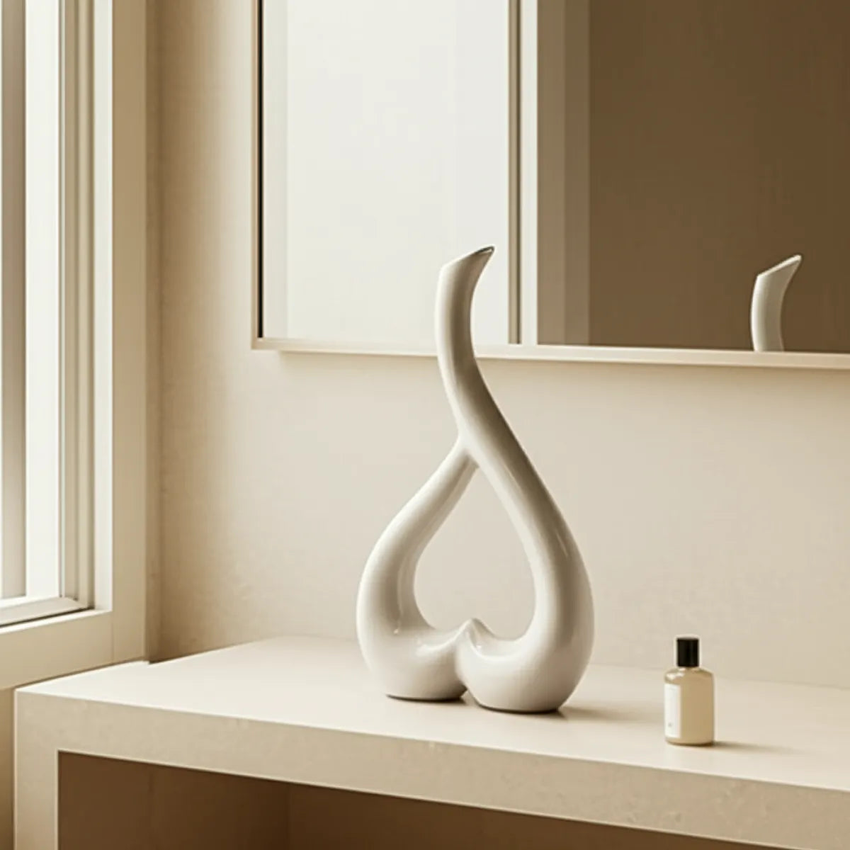 vaso-decorativo-de-ceramica-para-mesa-branco-heart-modernize-foto-vaso-em-espaco-moderno-com-espelho-ambiente-tons-beges