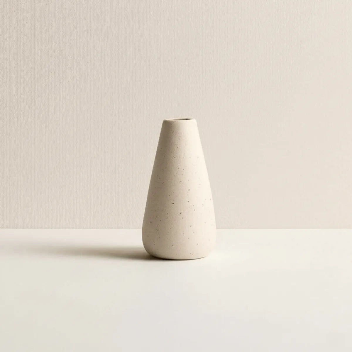 vaso-decorativo-de-ceramica-para-mesa-branco-nordico-modernize-foto-vaso-em-fundo-bege-ambiente-claro-minimalista
