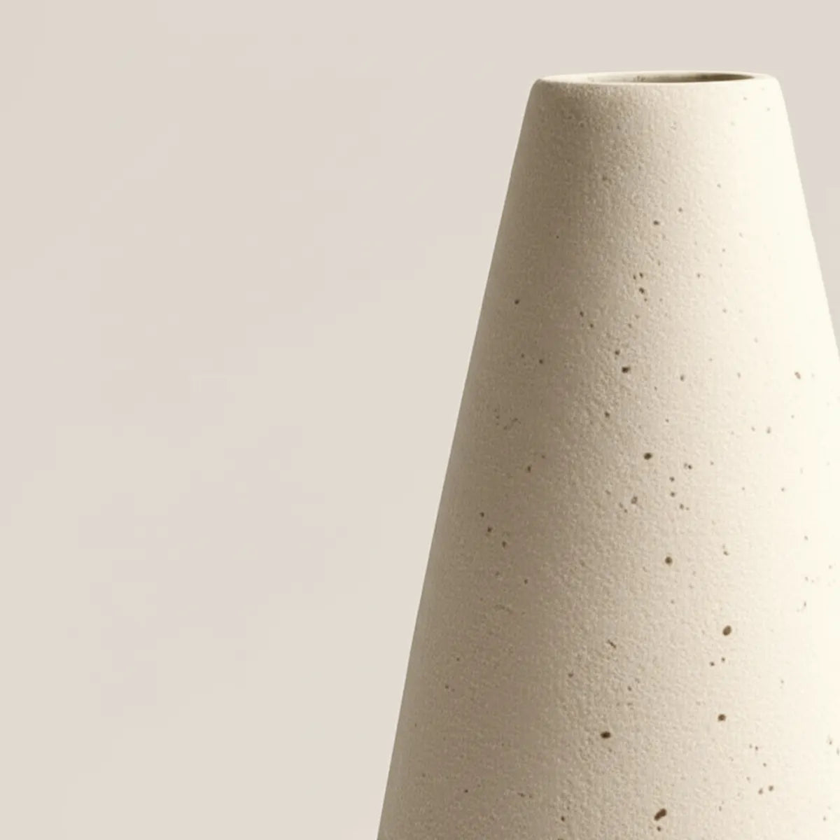 vaso-decorativo-de-ceramica-para-mesa-branco-nordico-modernize-foto-detalhe-vaso-em-fundo-bege-ambiente-claro-minimalista