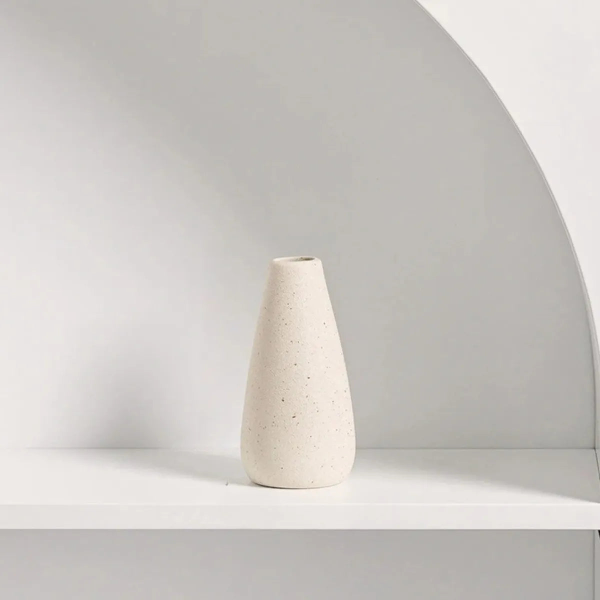 vaso-decorativo-de-ceramica-para-mesa-branco-nordico-modernize-foto-vaso-em-fundo-branco-ambiente-claro-minimalista