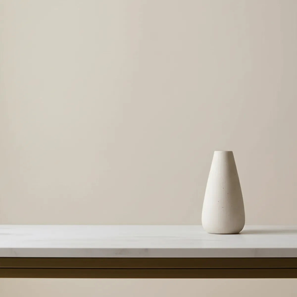 vaso-decorativo-de-ceramica-para-mesa-branco-nordico-modernize-foto-vaso-sobre-mesa-no-canto-em-fundo-bege-ambiente-claro-minimalista