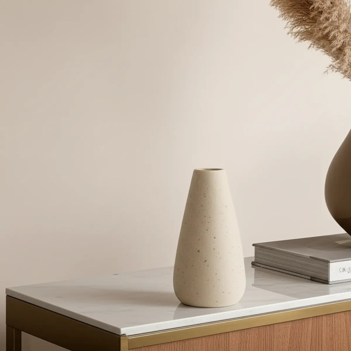 vaso-decorativo-de-ceramica-para-mesa-branco-nordico-modernize-foto-vaso-sobre-mesa-com-livro-em-fundo-bege-ambiente-claro-minimalista