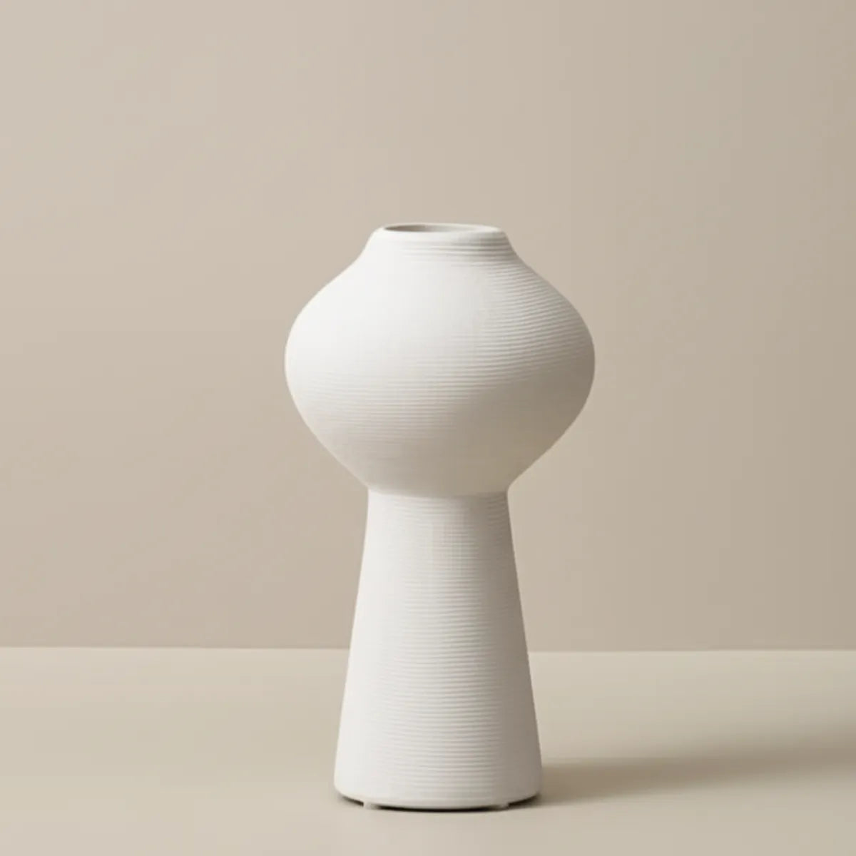 vaso-decorativo-de-ceramica-para-mesa-branco-silhueta-modernize-foto-vaso-frente-ambiente-claro-fundo-bege