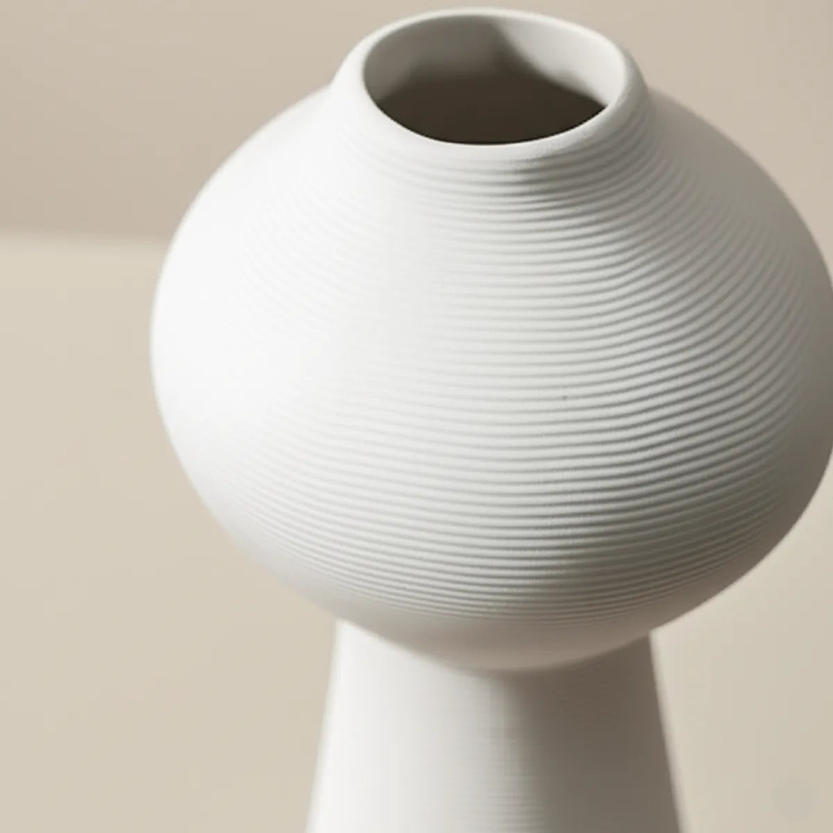 vaso-decorativo-de-ceramica-para-mesa-branco-silhueta-modernize-foto-detalhe-vaso-frente-ambiente-claro-fundo-bege