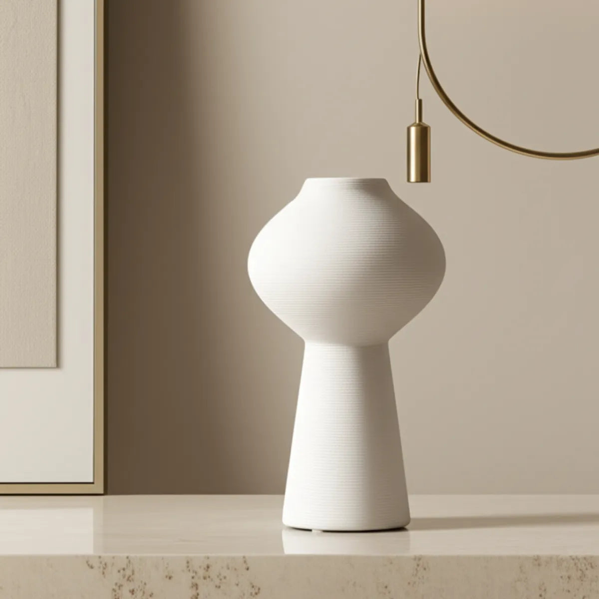 vaso-decorativo-de-ceramica-para-mesa-branco-silhueta-modernize-foto-vaso-frente-sobre-marmore-ambiente-sofisticado-claro-bege
