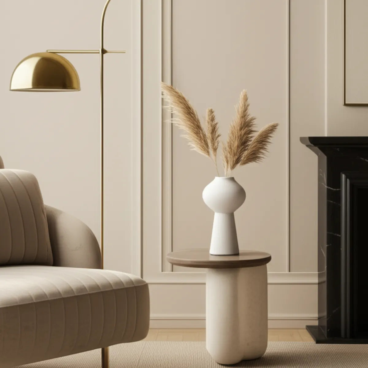 vaso-decorativo-de-ceramica-para-mesa-branco-silhueta-modernize-foto-vaso-frente-sobre-mesa-sala-sofisticada-claro-bege