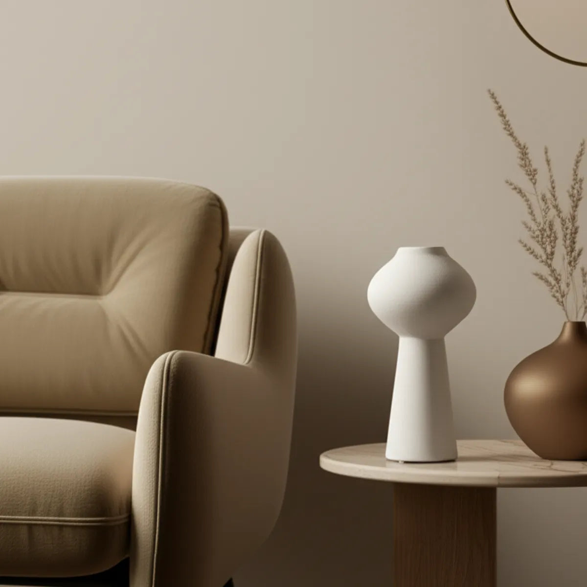 vaso-decorativo-de-ceramica-para-mesa-branco-silhueta-modernize-foto-vaso-frente-sobre-mesa-sala-moderna-claro-bege
