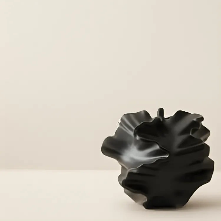vaso-decorativo-de-ceramica-para-mesa-preto-coral-modernize-foto-vaso-abstrato-a-direita-em-fundo-bege