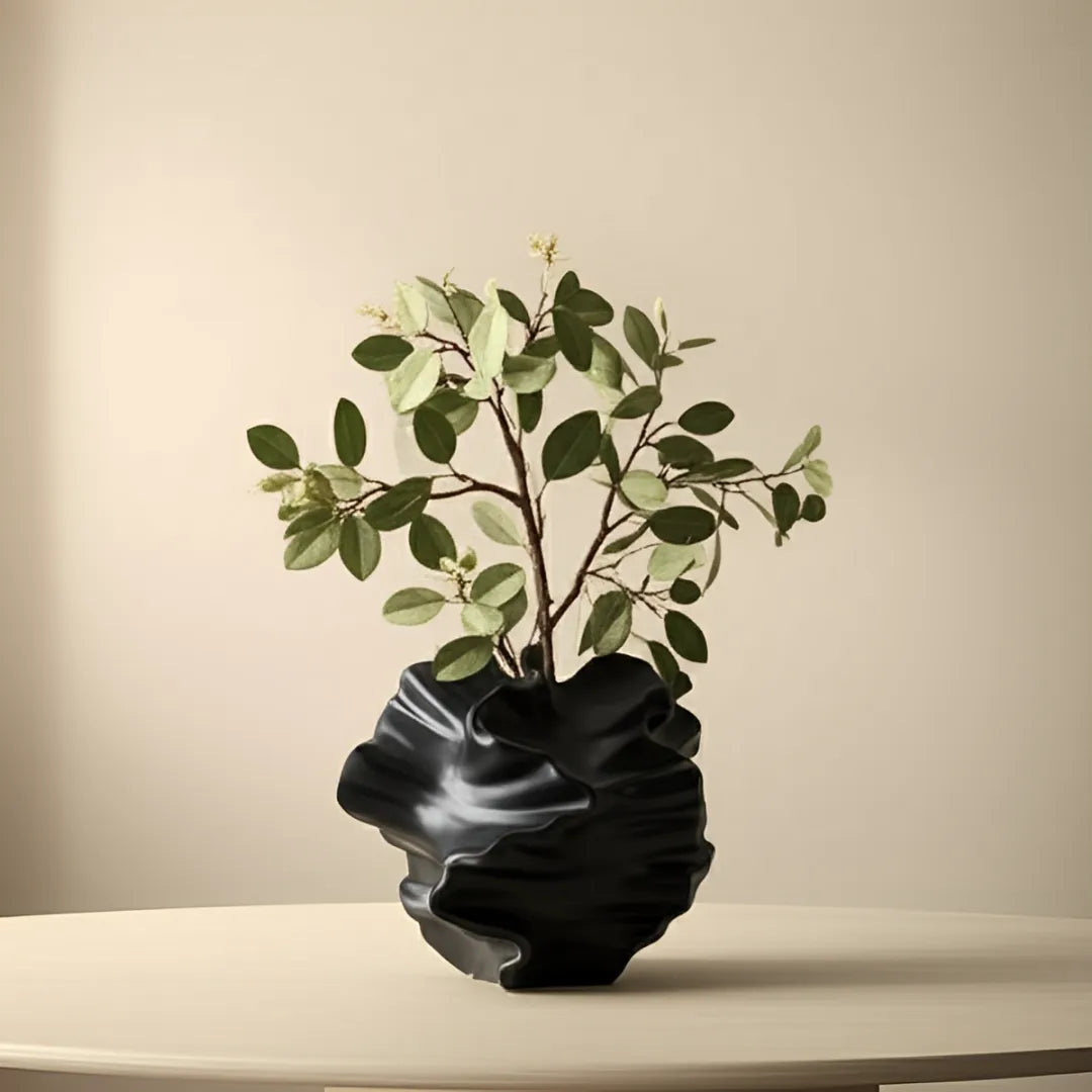 vaso-decorativo-de-ceramica-para-mesa-preto-coral-modernize-foto-vaso-abstrato-com-planta-pequena-em-fundo-bege