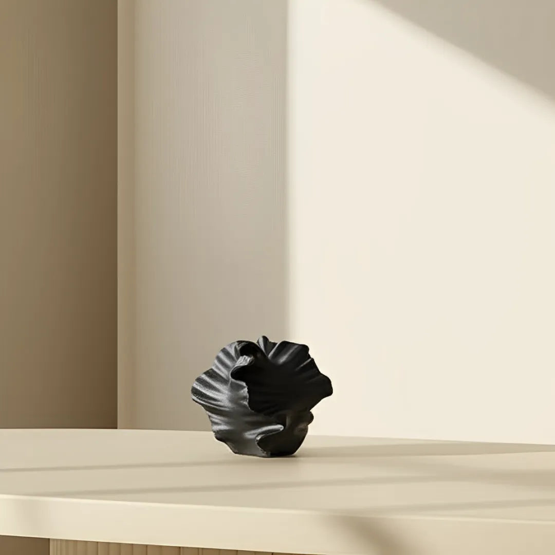 vaso-decorativo-de-ceramica-para-mesa-preto-coral-modernize-foto-vaso-abstrato-em-sala-minimalista-fundo-branco