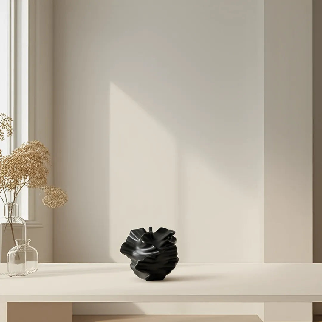vaso-decorativo-de-ceramica-para-mesa-preto-coral-modernize-foto-distante-vaso-abstrato-em-sala-com-fundo-branco