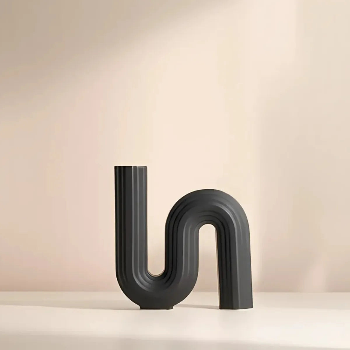 vaso-decorativo-de-ceramica-para-mesa-preto-curve-modernize-foto-vaso-em-ambiente-claro-arejado-fundo-bege