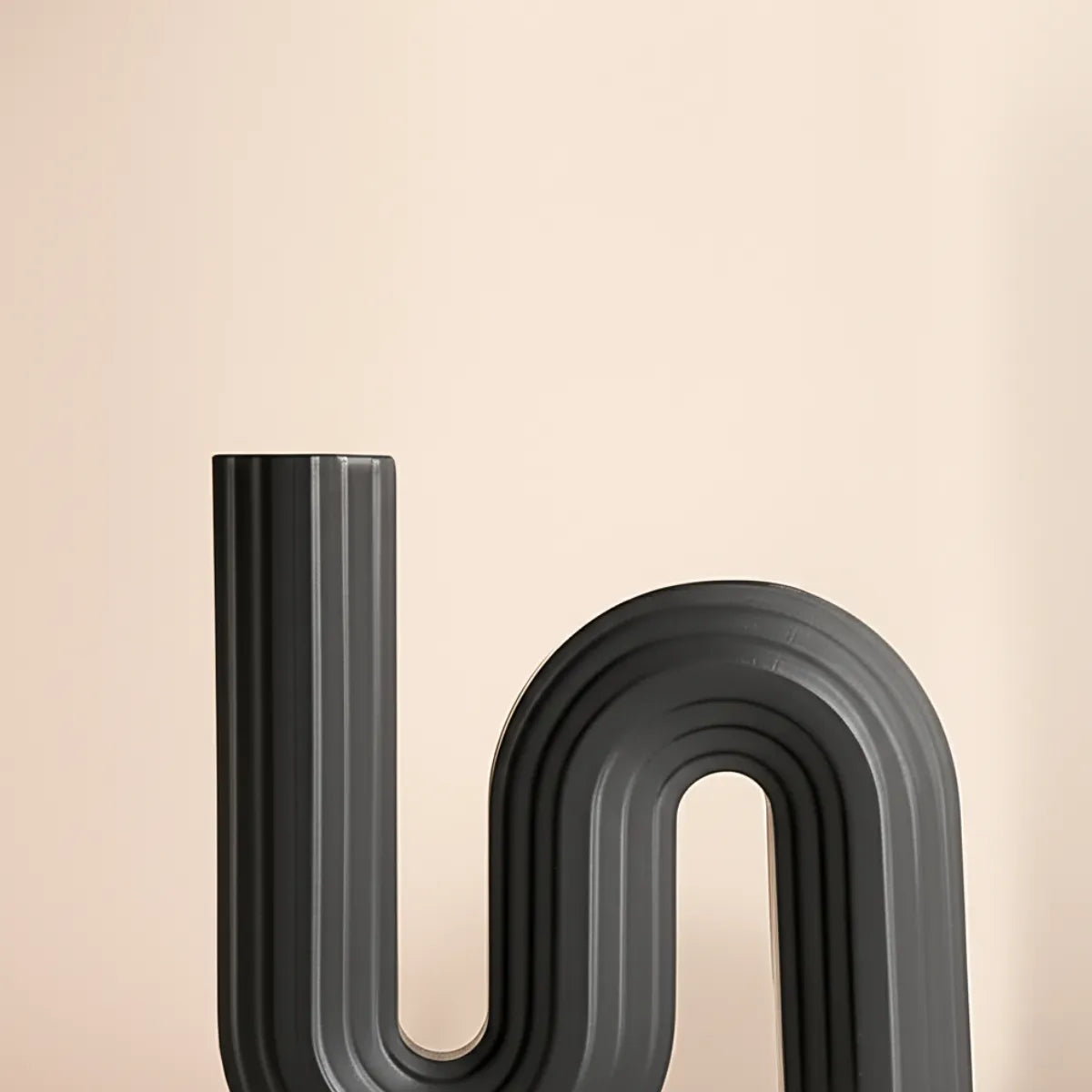 vaso-decorativo-de-ceramica-para-mesa-preto-curve-modernize-foto-detalhe-vaso-em-ambiente-claro-arejado-fundo-bege